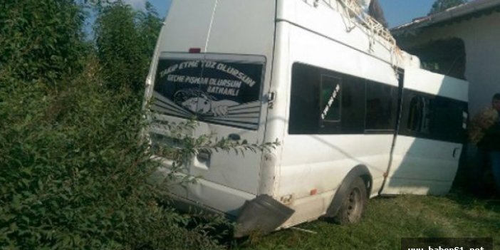 Fındık işçilerini taşıyan minibüs eve girdi: 15 yaralı