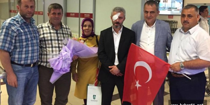 Darbe gecesi yaralanan Muhtar Trabzon'da bayraklarla karşılandı