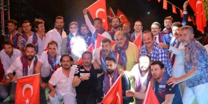 Trabzon'da Ünlülerden demokrasi nöbetine destek