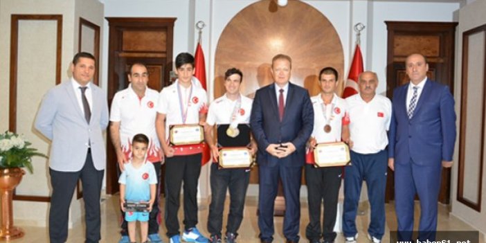 Trabzon Valisi Yavuz'dan başarılı sporculara ödül