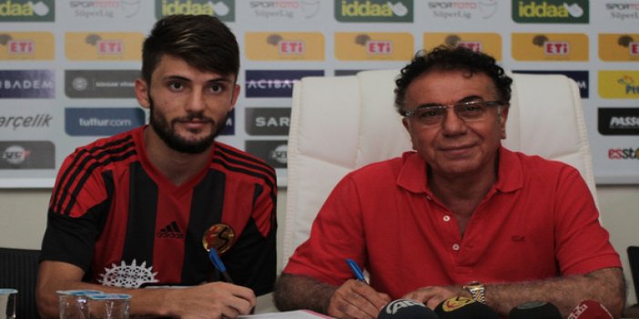 Trabzonspor'un genç oyuncusu imzayı attı
