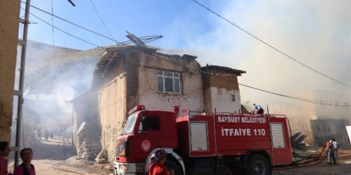 Bayburt'ta yangın 11 evi kül etti
