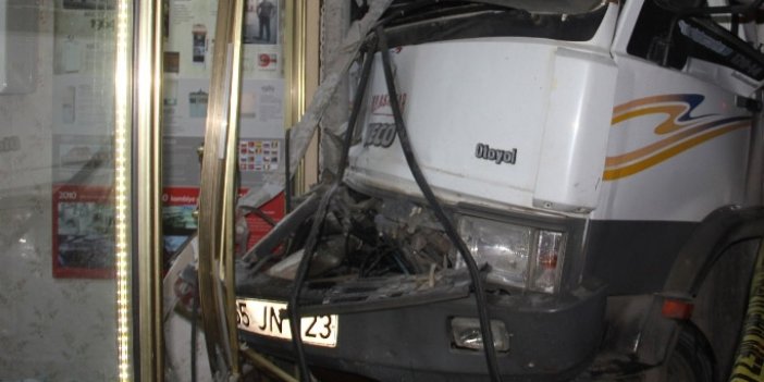 Samsun'da freni patlayan kamyon dükkana girdi!