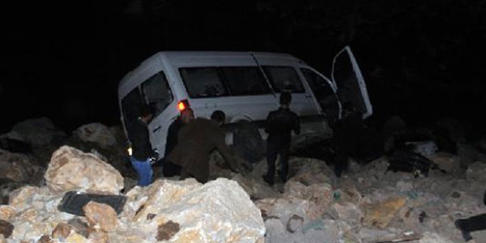 Tırla yolcu minibüsü çarpıştı: 4 ölü, 11 yaralı