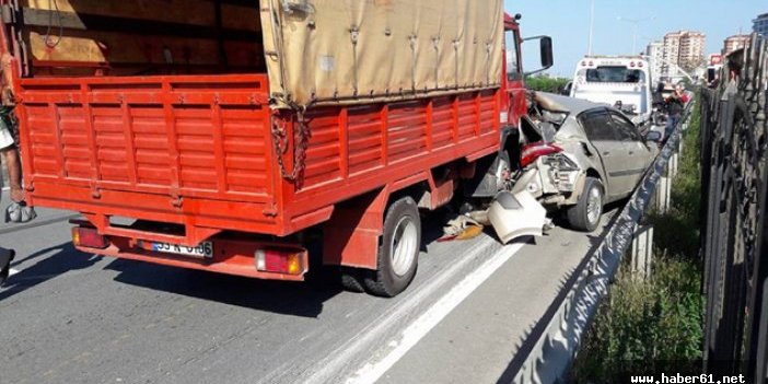 Rize'de arızalanan araca kamyon çarptı