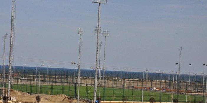 Akyazı Stadı'nda çimler serildi