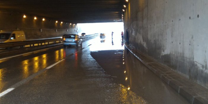 Trabzon'da yağmur trafiği felç etti
