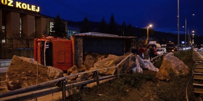 Trabzon'a gelirken devrildi, trafik felç oldu