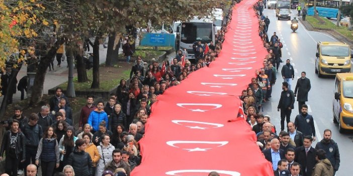 Atatürk için Dolmabahçe'ye yürüdüler
