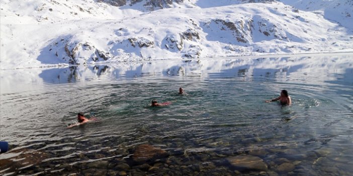 Rize'de 2 bin 950 metrede karların arasında göle girdiler