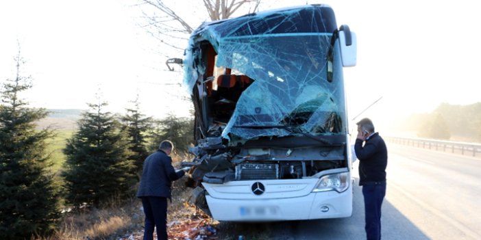 Yolcu otobüsü kamyonla çarpıştı: 13 yaralı