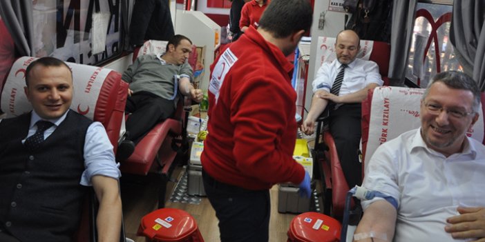 Trabzon'da sağlık personelinden kan bağışına destek
