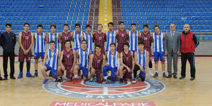 Trabzon'da gençler Basketbolda yarışıyor