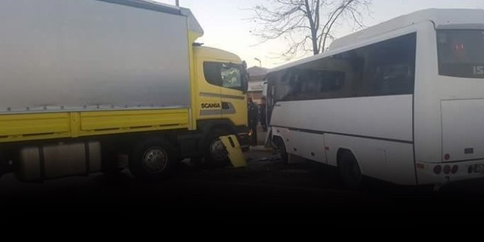 Trabzon plakalı kamyon kaza yaptı: 10 yaralı