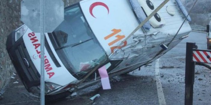 Trabzon'da ambulans kaza yaptı
