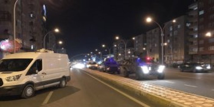 AK Parti İl Başkanlığı önünde polise saldırı