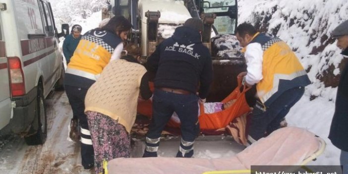 Hastalanan yaşlı kadın ambulansa kepçeyle taşındı