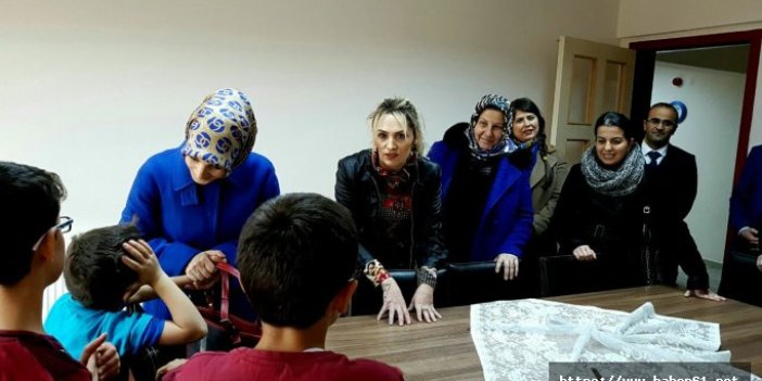 Trabzon Valisi Yavuz'un eşinden çocuklara ziyaret