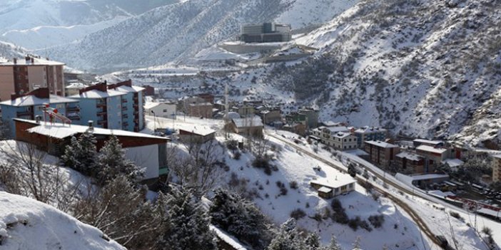 Gümüşhane'de kar esareti: 100 köy yolu...
