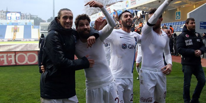 Trabzonsporlu futbolcuların taraftarla galibiyet kutlaması