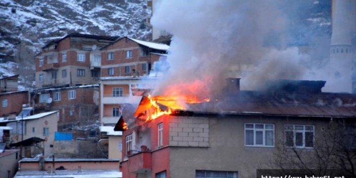 Apartman çatısında yangın