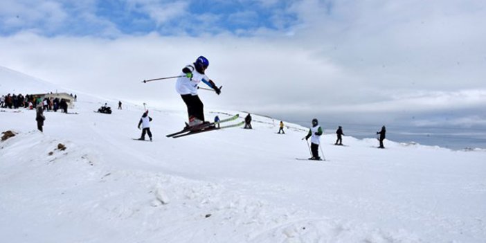 Zigana dağında kayak yarışmaları yapıldı