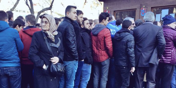Trabzon'da bilet kuyruğunda bekleyen teyze sosyal medyayı salladı!