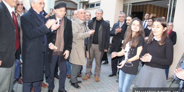 Trabzon'da sokak sanatçılarına Turgay Güngör'den destek