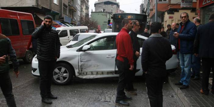 Trabzon'da kaza yapan araçlar kaldırımdaki yayaya çarptı!