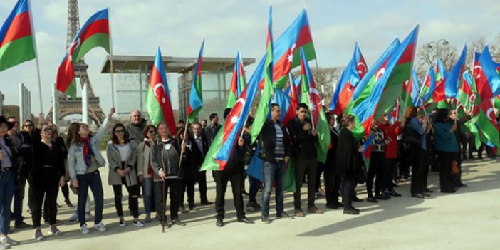 Azerbaycan vatandaşlarından Paris’te protesto