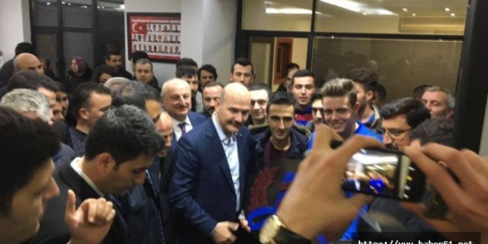 Trabzonlu gençler Bakan Soylu'ya Trabzonspor logosu hediye etti
