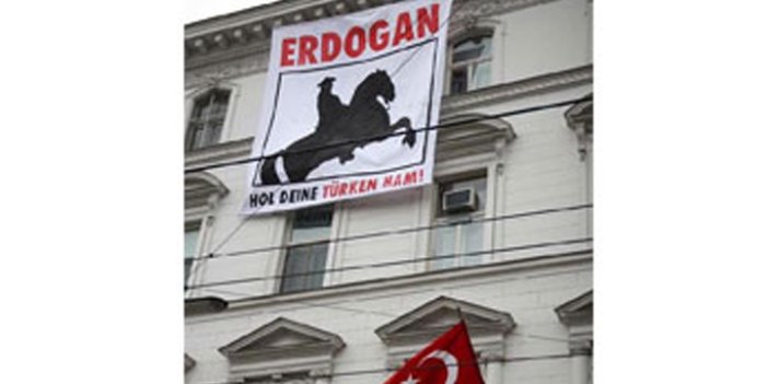 Türk Büyükelçiliği'ne çirkin pankart