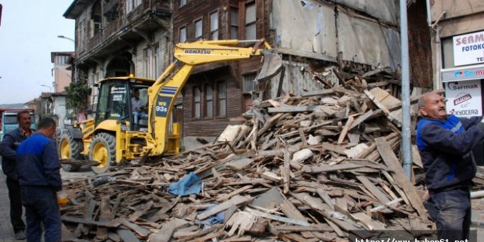 Bartın'da koruma altındaki tarihi ahşap bina yıkıldı