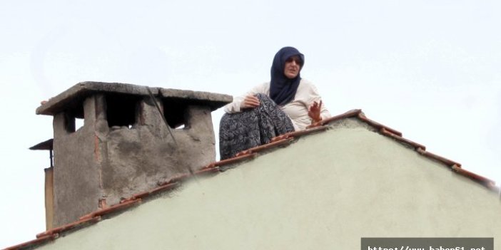 Yaşlı kadın evi yıkılmasın diye çatıya çıktı
