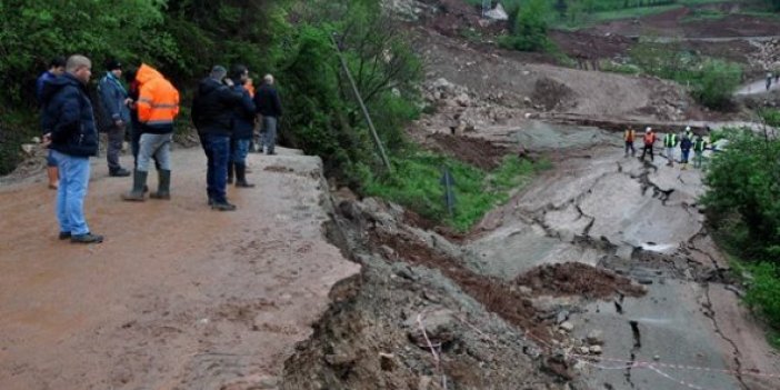 Yollar çöktü, 17 köye ulaşılamıyor