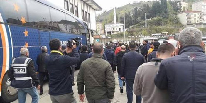 Emre Belözoğlu ve Başakşehirli bir grup Trabzonlu gazetecilere saldırdı