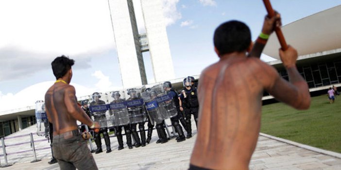 Amazon yerlileri polislere ok attı