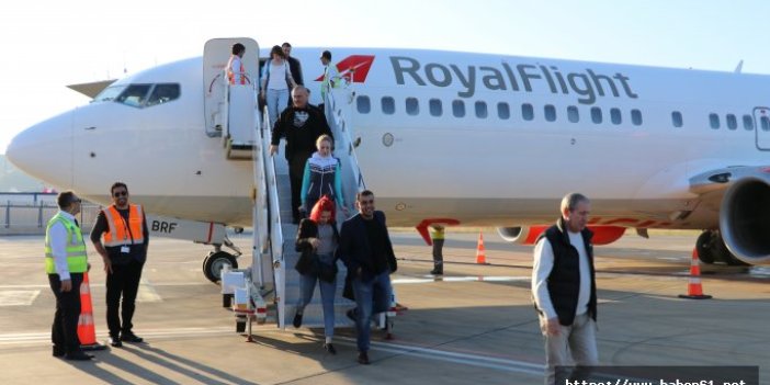 Rusya'dan Antalya'ya ilk charter uçağı geldi