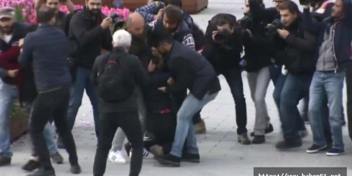 Taksim'de pankart açan 2 kadına gözaltı