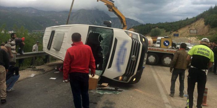 Yolcu minibüsü ile kamyon çarpıştı: 18 yaralı