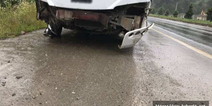 Trabzon'da belediye otobüsü otomobille çarpıştı: 3 yaralı