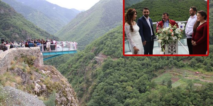 220 metre yükseklikte camın üzerinde evlendiler