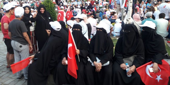 Trabzon'da demokrasi Nöbetinde dikkat çeken detay