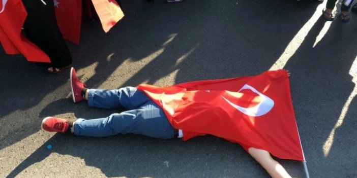 Türk bayrağıyla yere yattı