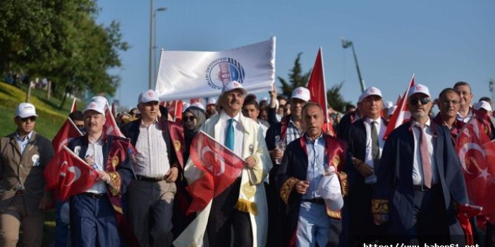 Cevdet Erdöl ve akademisyenler 15 Temmuz için yürüdü