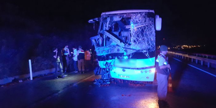 Yolcu otobüsü kamyona çarptı: 1 ölü 22 yaralı!