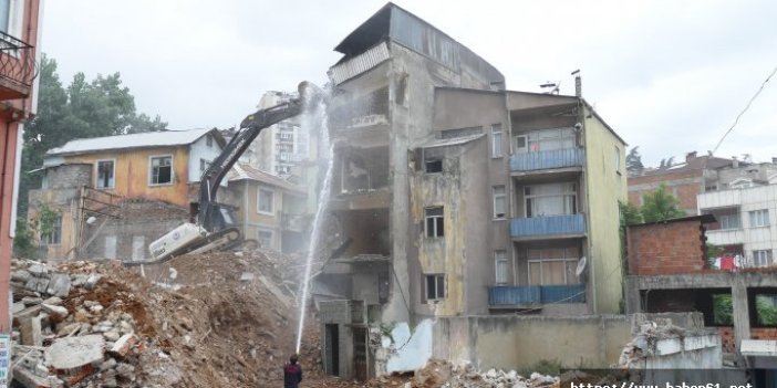 Çömlekçi'de binalar teker teker yıkılıyor