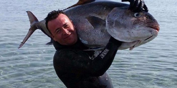 Zıpkınla 50 kiloluk dev balığı avladı