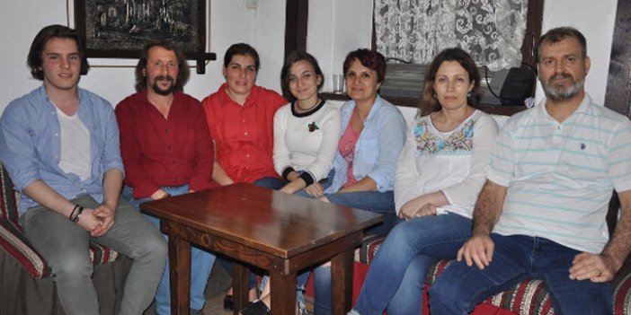 Trabzon'da akrabalarıyla sahne almanın mutluluğunu yaşıyorlar