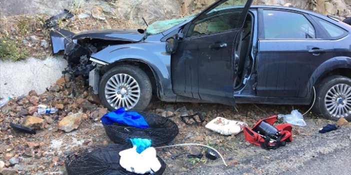 Otomobil kayalara çarptı: 1 ölü, 2 yaralı